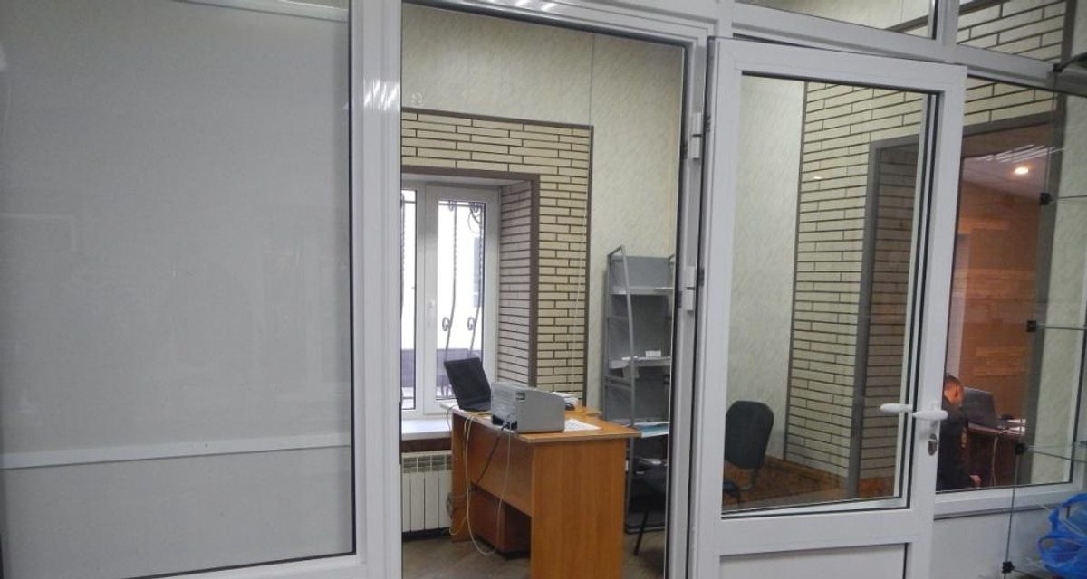 Бывший работник пригрозил в офисе похожим на оружие предметом и забрал 169 тысяч рублей