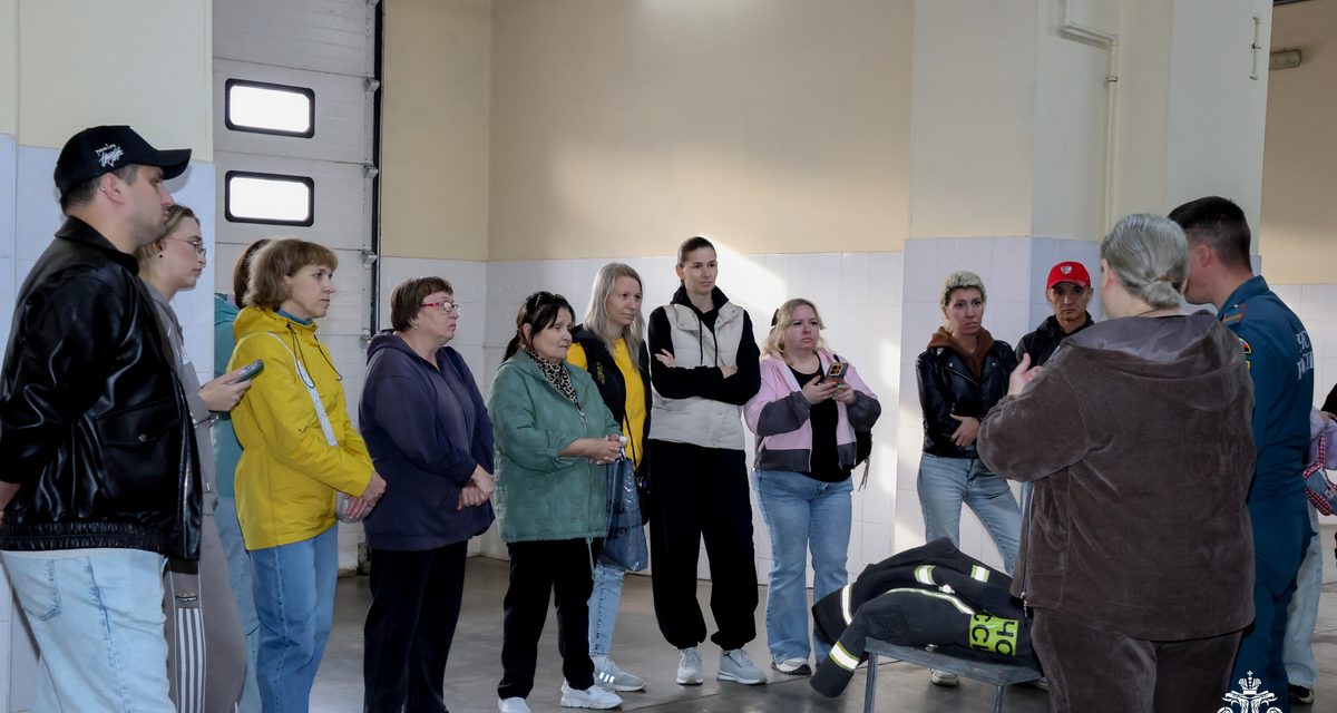 В Саранске гости пожарной части примерили дыхательные аппараты и изучили работу огнеборцев