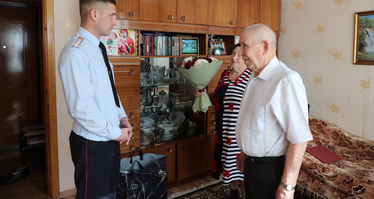 Ветерану милиции в Саранске исполнилось 80 лет, его лично поздравил замминистра